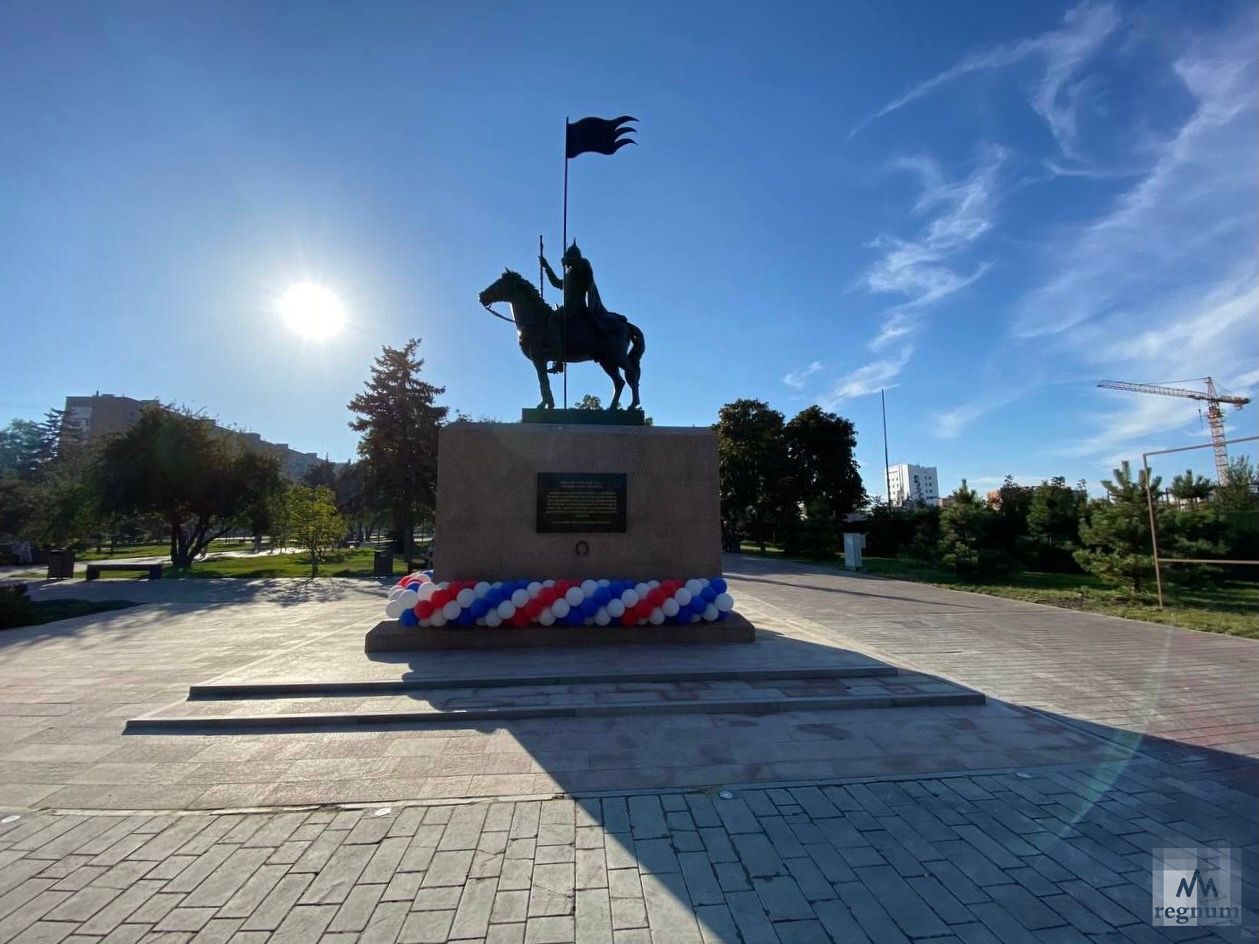 Памятник Александру Невскому в Мариуполе