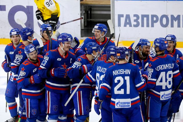 Игроки команды СКА радуются победе в матче с командой «Северсталь»