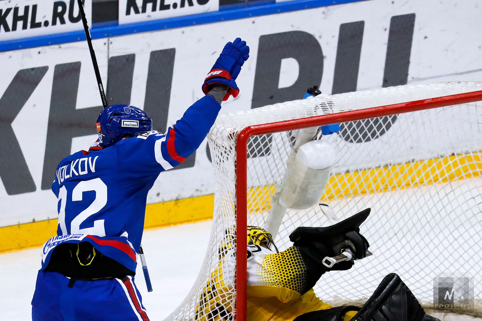 Игрок команды СКА Александр Волков радуется забитой шайбе в ворота команды «Северсталь»