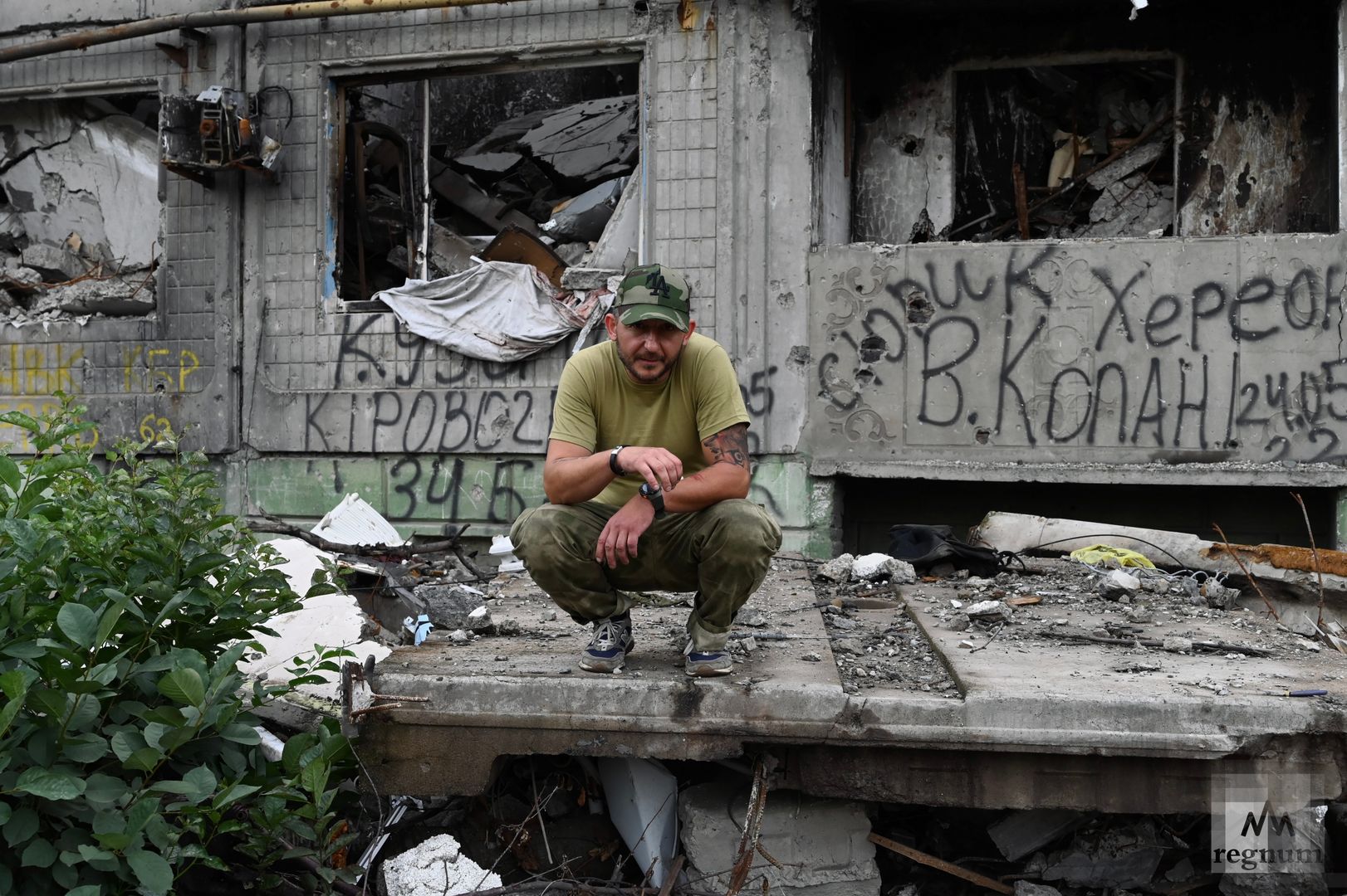 Денис у разрушенного дома в Тошковке