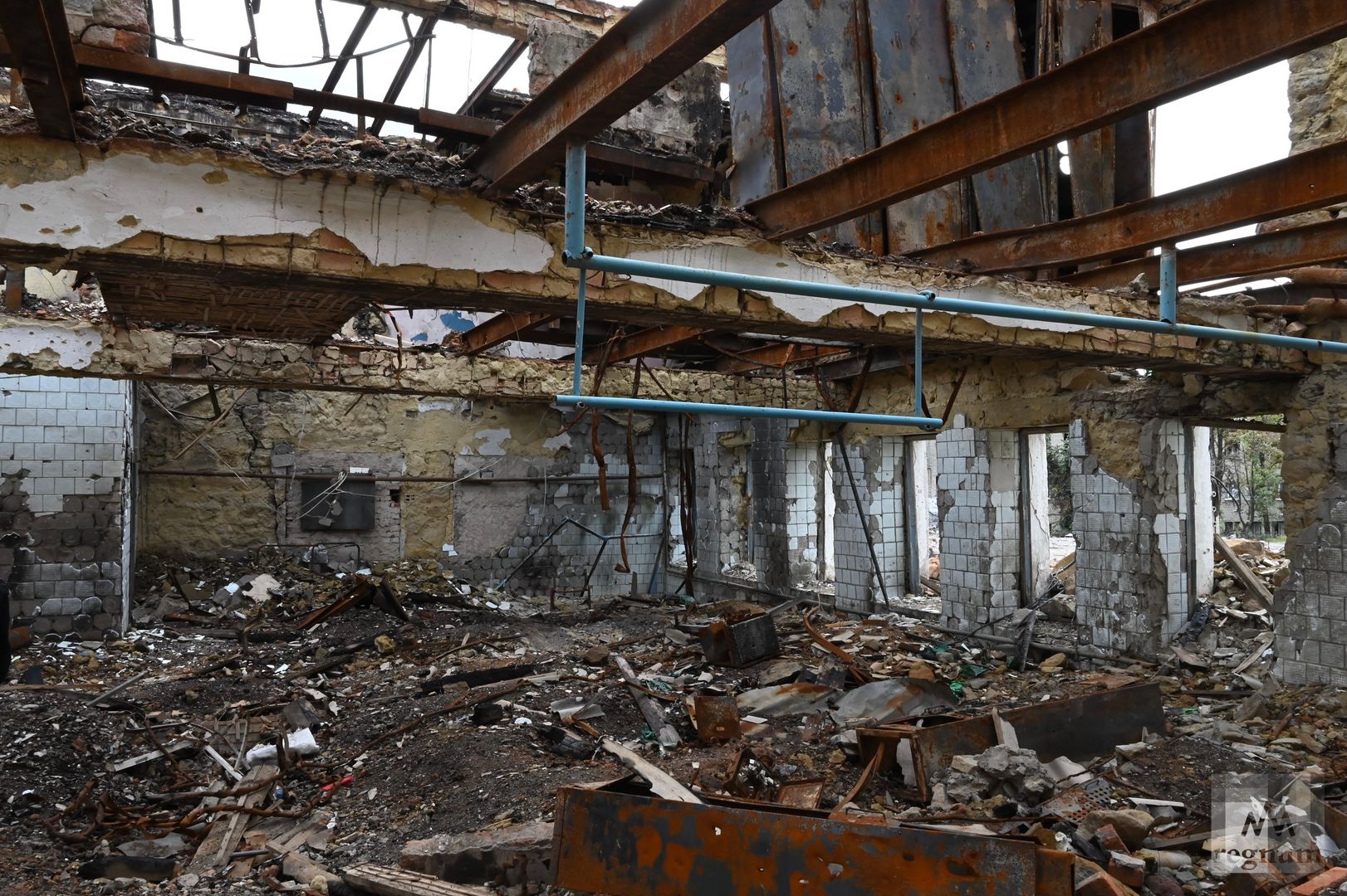 Разрушенное в результате обстрелов здание угледобывающего предприятия