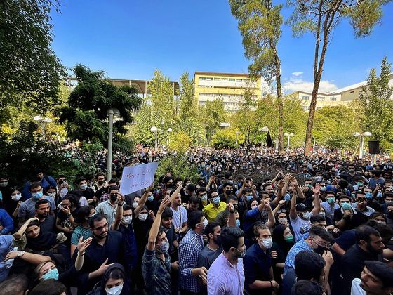 Протестующие студенты университета Амира Кабира