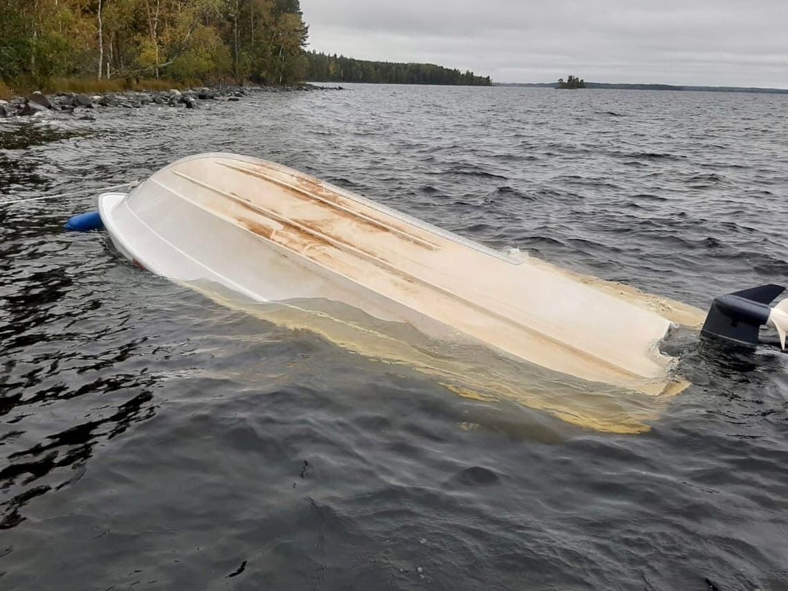 Перевернувшаяся лодка в Онежском озере.