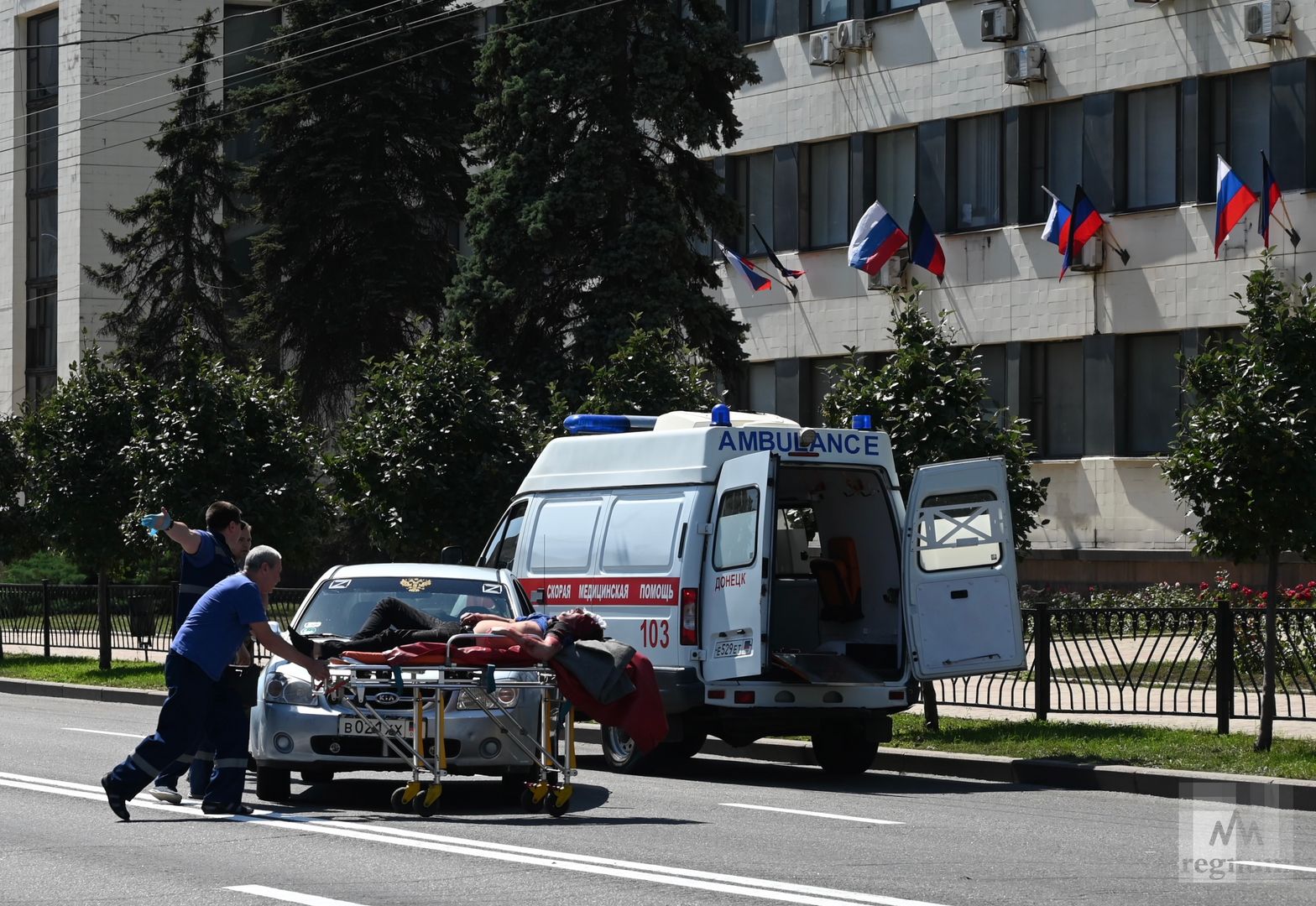 Скорая помощь помогает раненому человеку, пострадавшему от обстрела Донецка