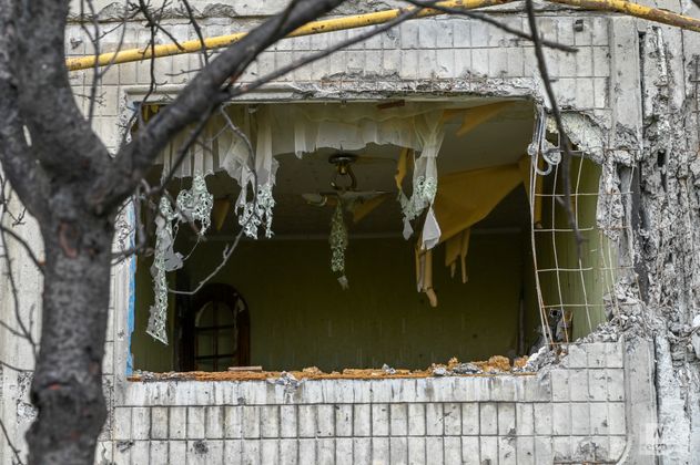 Разрушенная обстрелами почерневшая пятиэтажка в Тошковке
