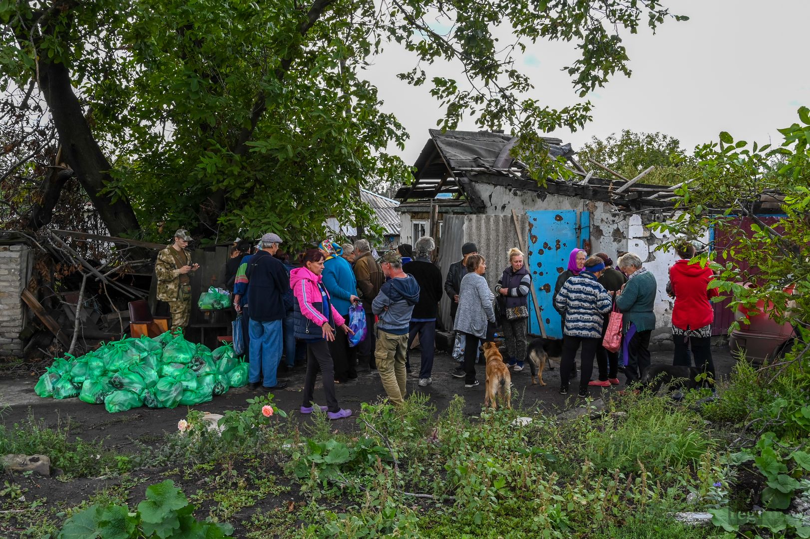 Раздача гуманитарной помощи в Тошковке