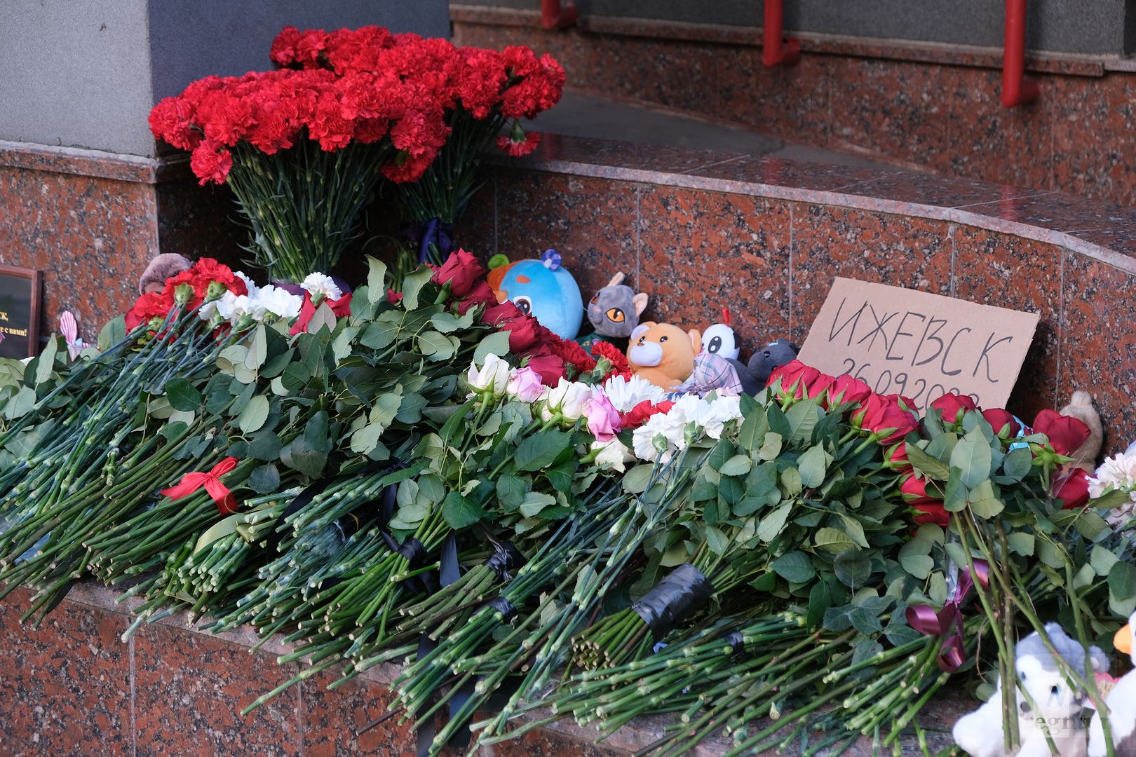 Стихийный мемориал у здания представительства главы Удмуртской Республики при президенте Российской Федерации в Москве