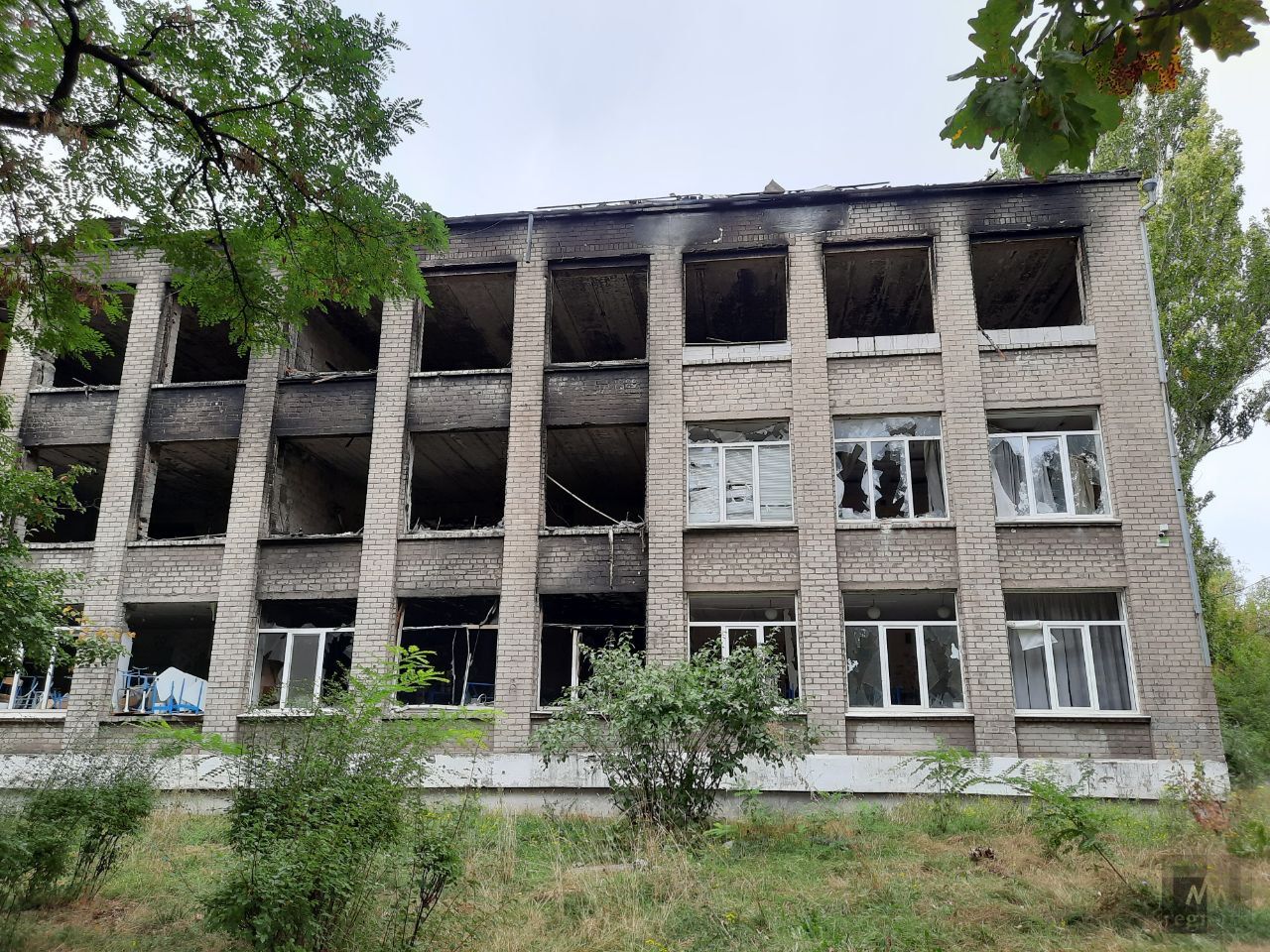 Здание школы № 9, в которой проходило голосование, пострадало во время обстрела и сейчас не работает.