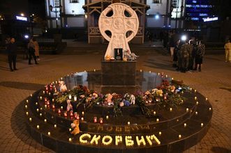 В Краснодаре зажгли свечи в память о жертвах трагедии в Ижевске