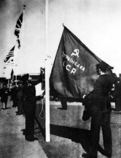 Американские кадеты поднимают флаг Украинской ССР над резиденцией Организации Объединенных Наций. Сан-Франциско