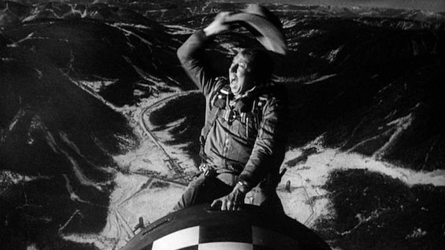 Майор Дж. Т. «Кинг» Конг верхом на атомной бомбе