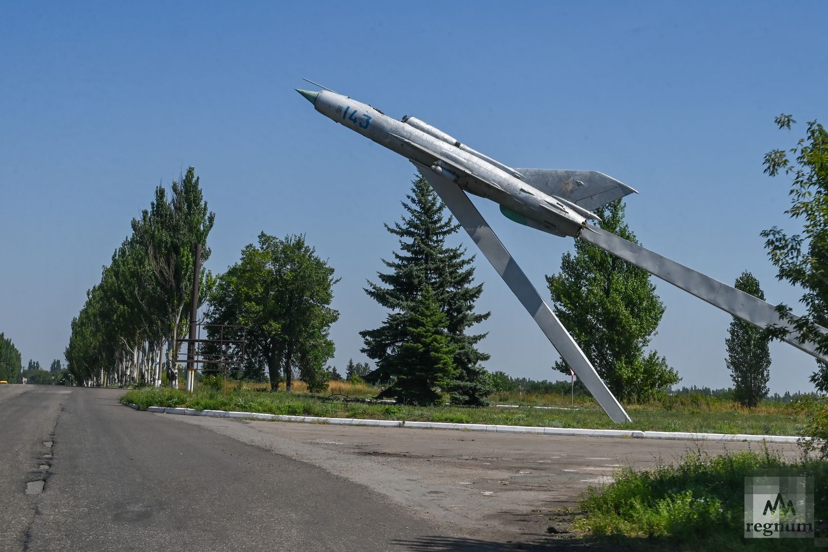 При въезде в город Углегорск установлен МИГ-21 на постаменте. На таком самолете летал Береговой Георгий Тимофеевич, дважды Герой Советского Союза