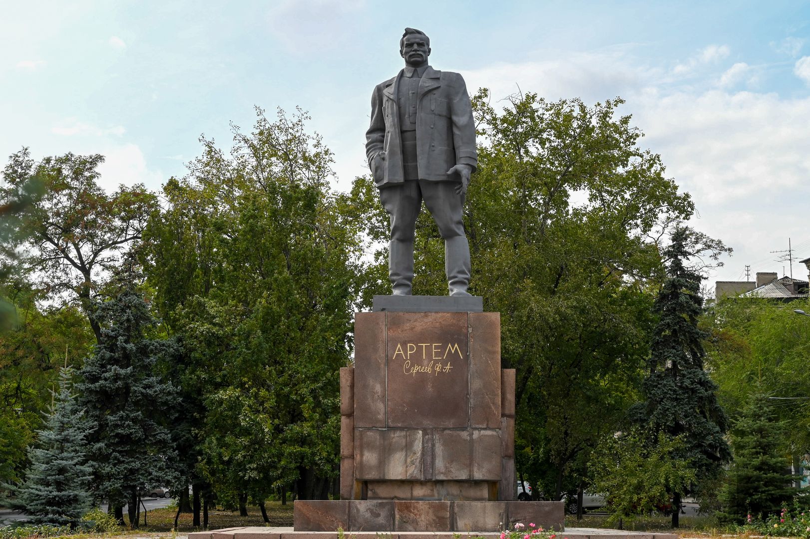 Памятник Фёдору Андреевичу Сергееву (Артёму). Установлен в 1967 году в Ворошиловском районе Донецка к пятидесятилетию Советского государства