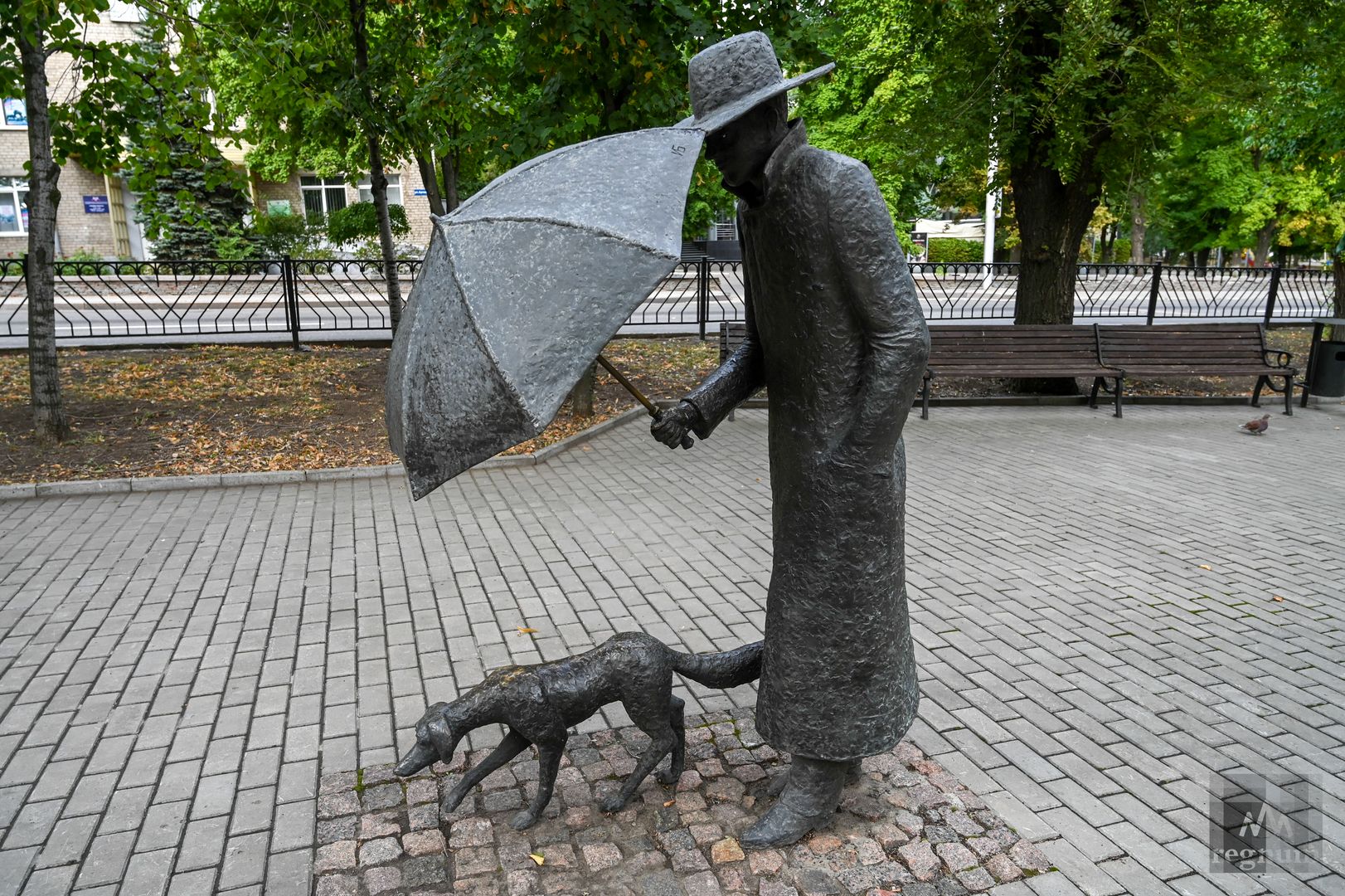 В 2014 году на бульваре имени Шевченко в Донецке был установлен мирный арт-объект «Друг». Скульптура изображает мужчину, который прикрывает пса зонтом
