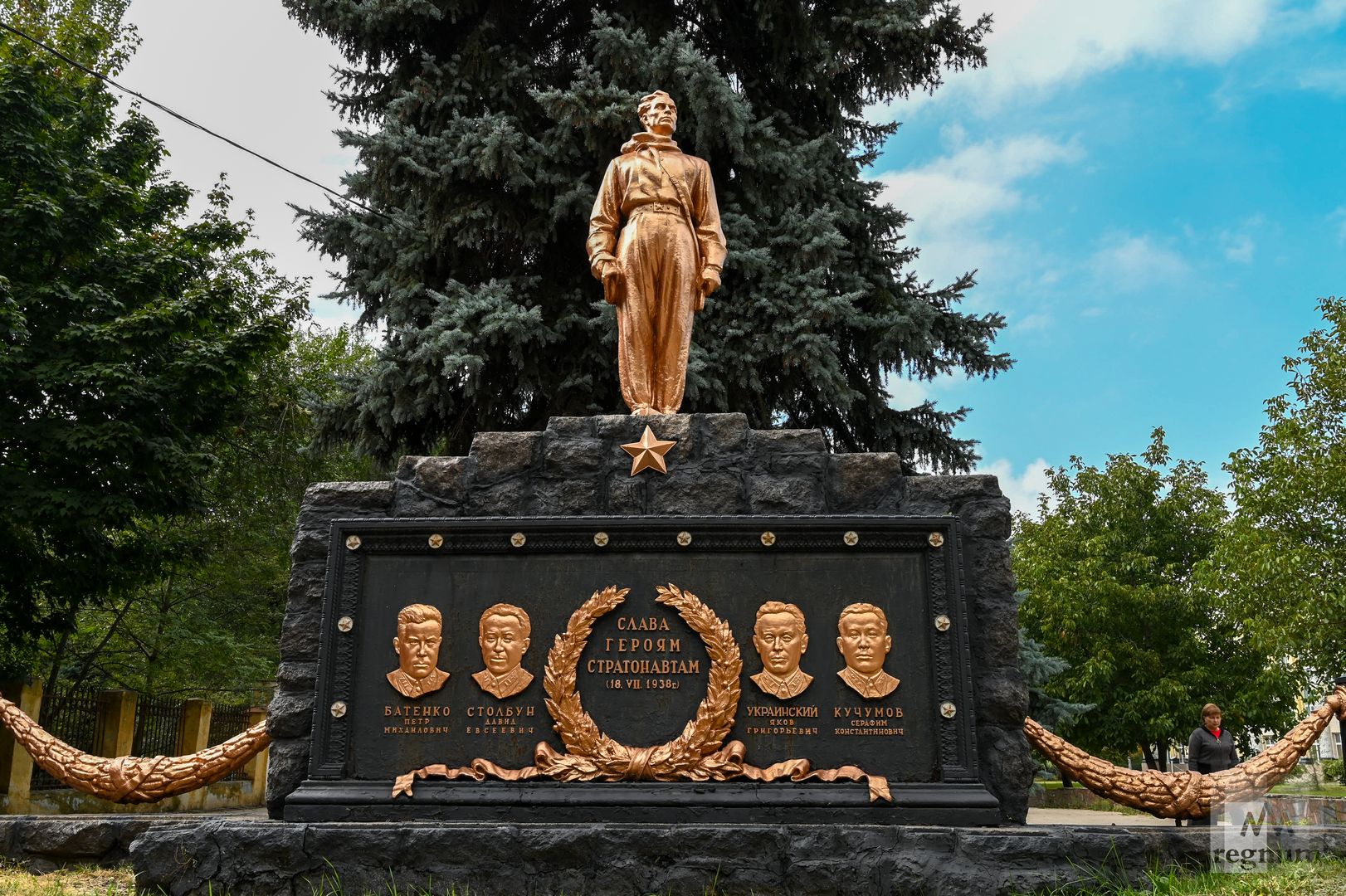 Памятник стратонавтам в Донецке на могиле четырёх героев-стратонавтов