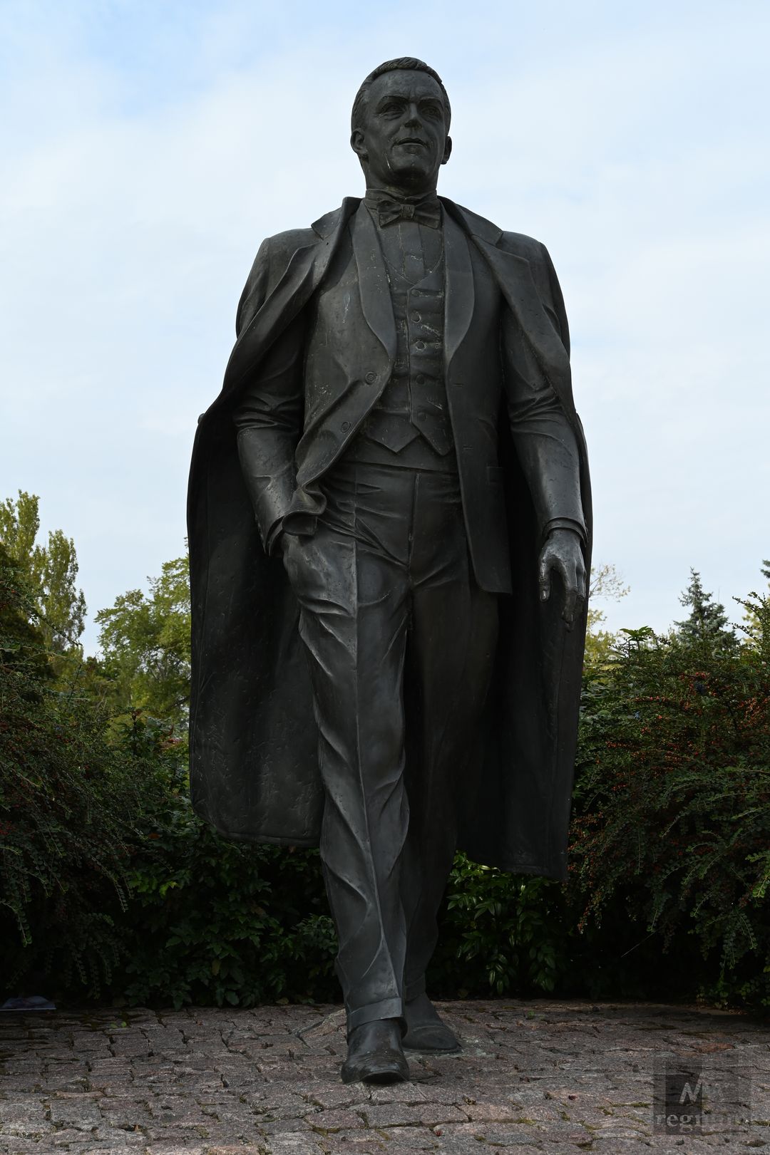 Памятник Иосифу Кобзону установлен в 2003 году на площади у Дворца молодёжи «Юность»