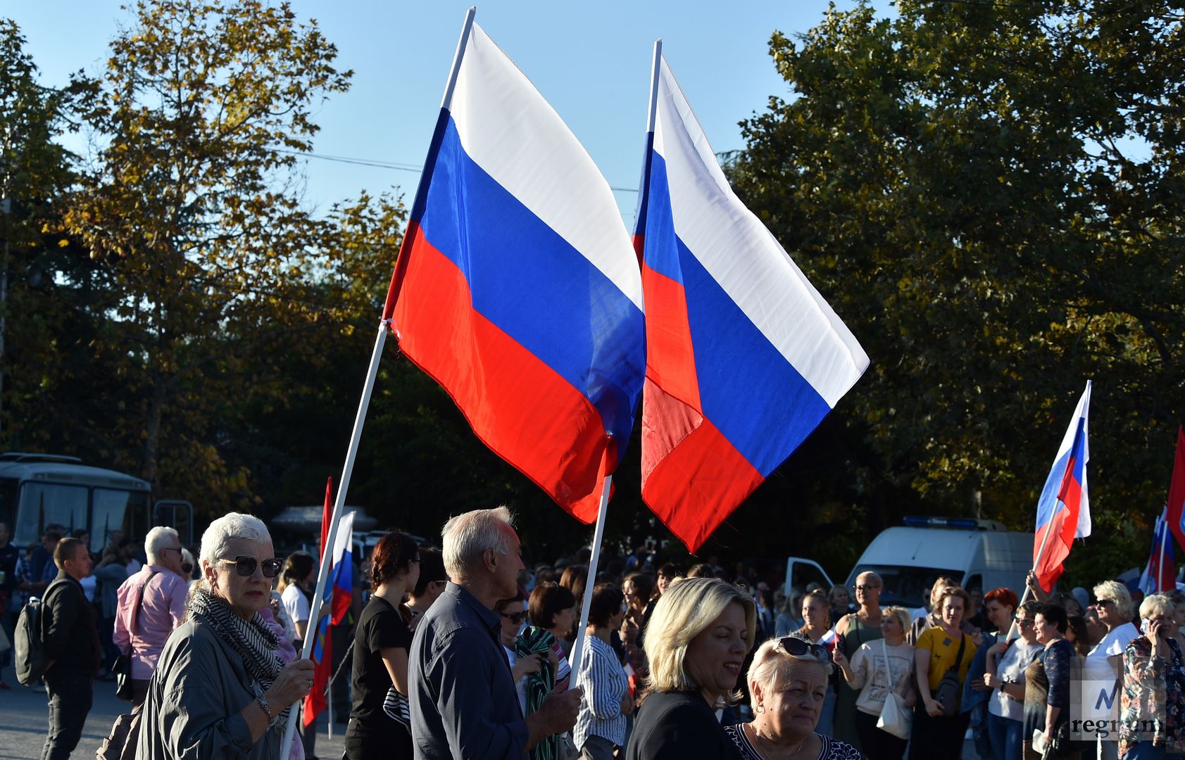 Тысячи жителей Севастополя вышли на митинг на площади Нахимова