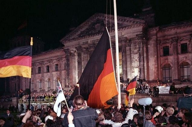 Подъём национального флага объединённой Германии 3 октября 1990 года в Берлине