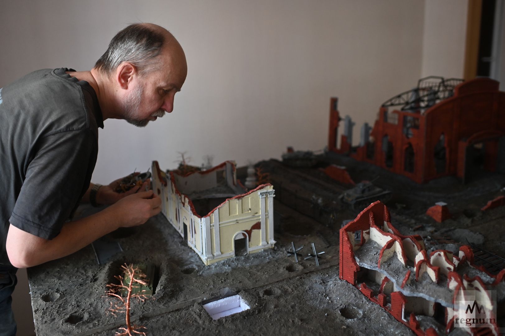 Юрий Евгеньевич Тетерин работает над созданием диорамы в своей мастерской