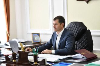 Владимир Волков в рабочем кабинете в мэрии Ярославля