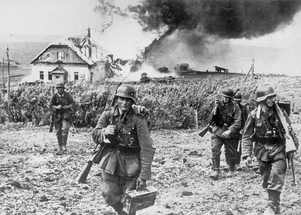 Нацисты покидают сожженную деревню. 1942