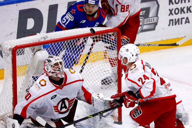 Вратарь команды «Автомобилист» Игорь Бобков и игрок команды «Автомобилист» Дмитрий Жукенов