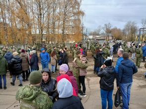 Мобилизованные костромичи прощаются с родственниками