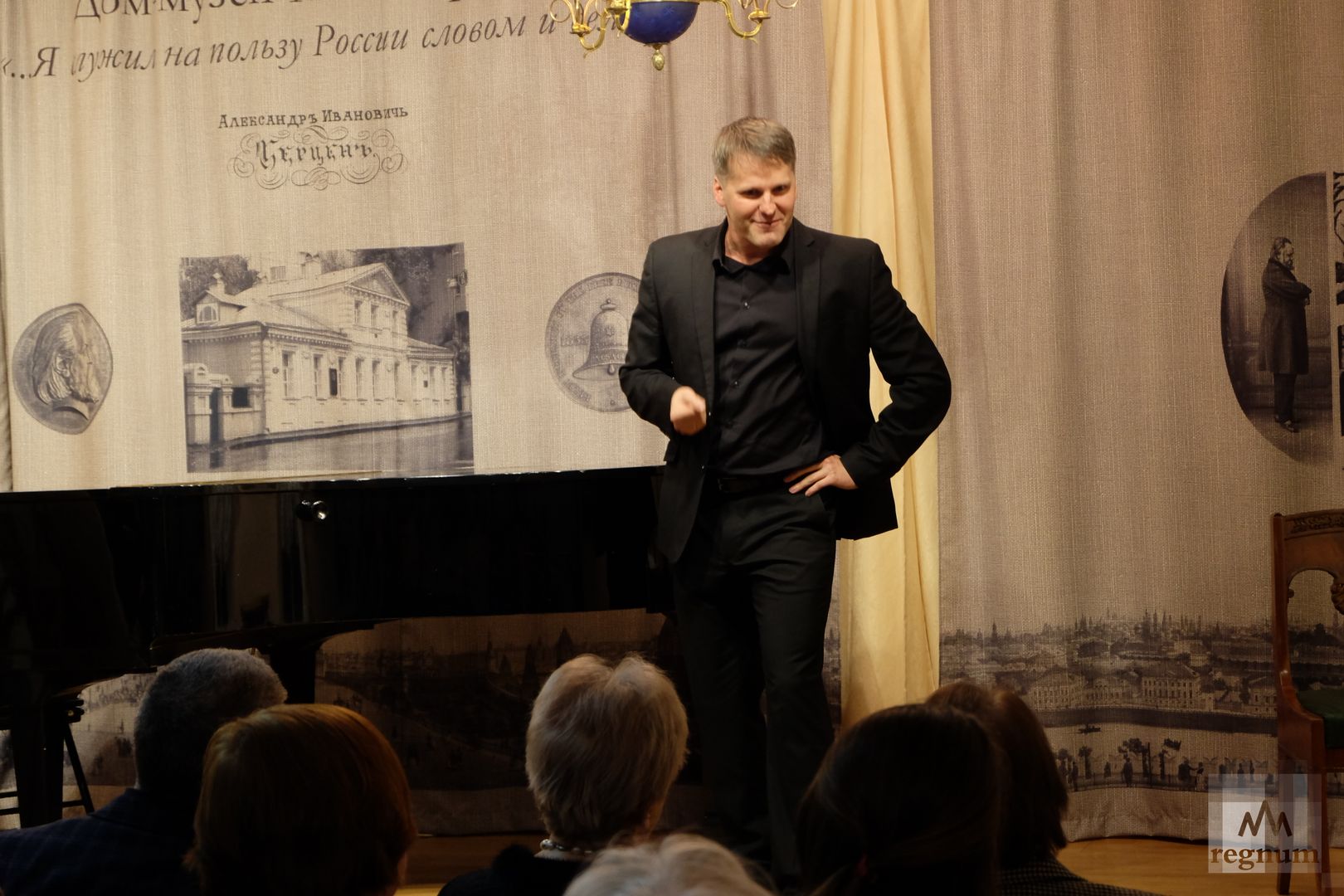 Актер Российского Академического молодежного театра Денис Баландин