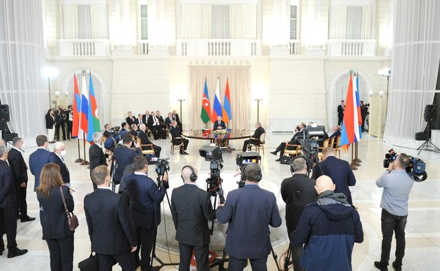 Трёхсторонние переговоры с Президентом Азербайджана Ильхамом Алиевым и Премьер-министром Армении Николом Пашиняном