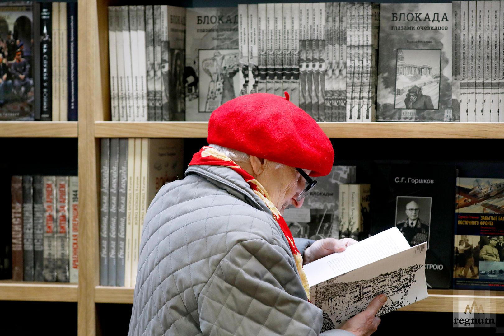 Пожилая женщина с книгой в Доме книги на Невском проспекте