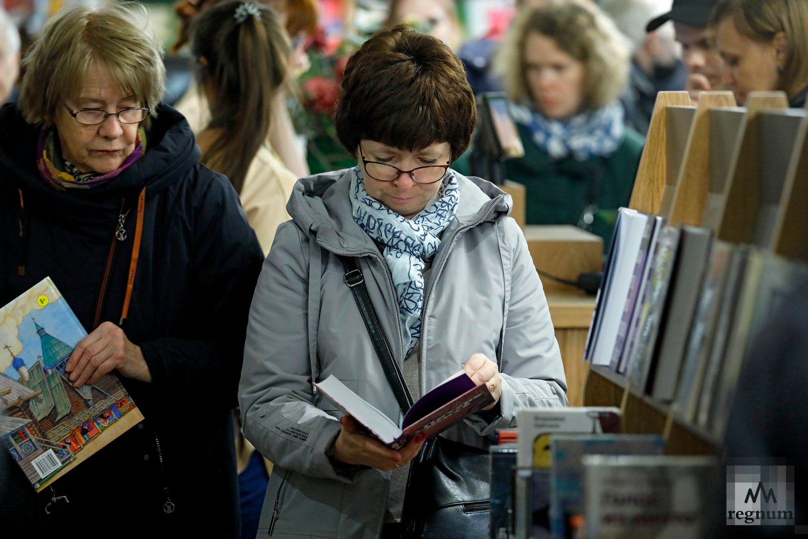 Посетители с книгами в Доме книги на Невском проспекте