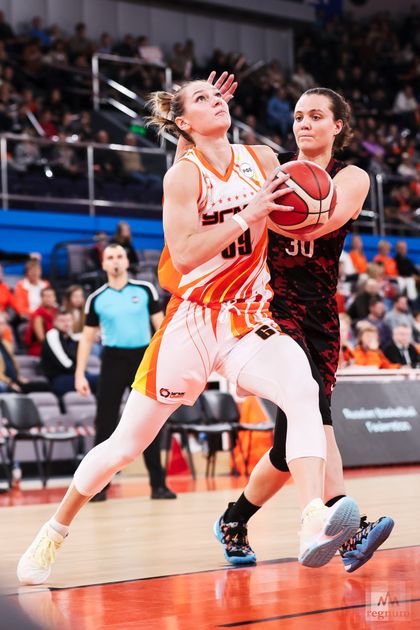 Матч между женскими баскетбольными командами «УГМК» — «Спарта&К»
