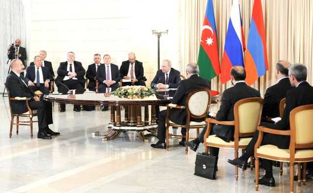 Трёхсторонние переговоры с президентом Азербайджана Ильхамом Алиевым и премьер-министром Армении Николом Пашиняном