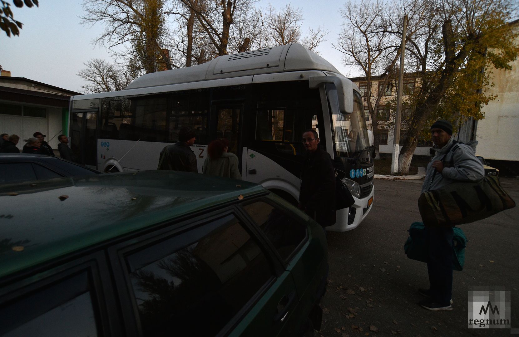 Ежедневно отправляются автобусы на ж/д вокзал Джанкоя, откуда уже люди направляются в разные города России