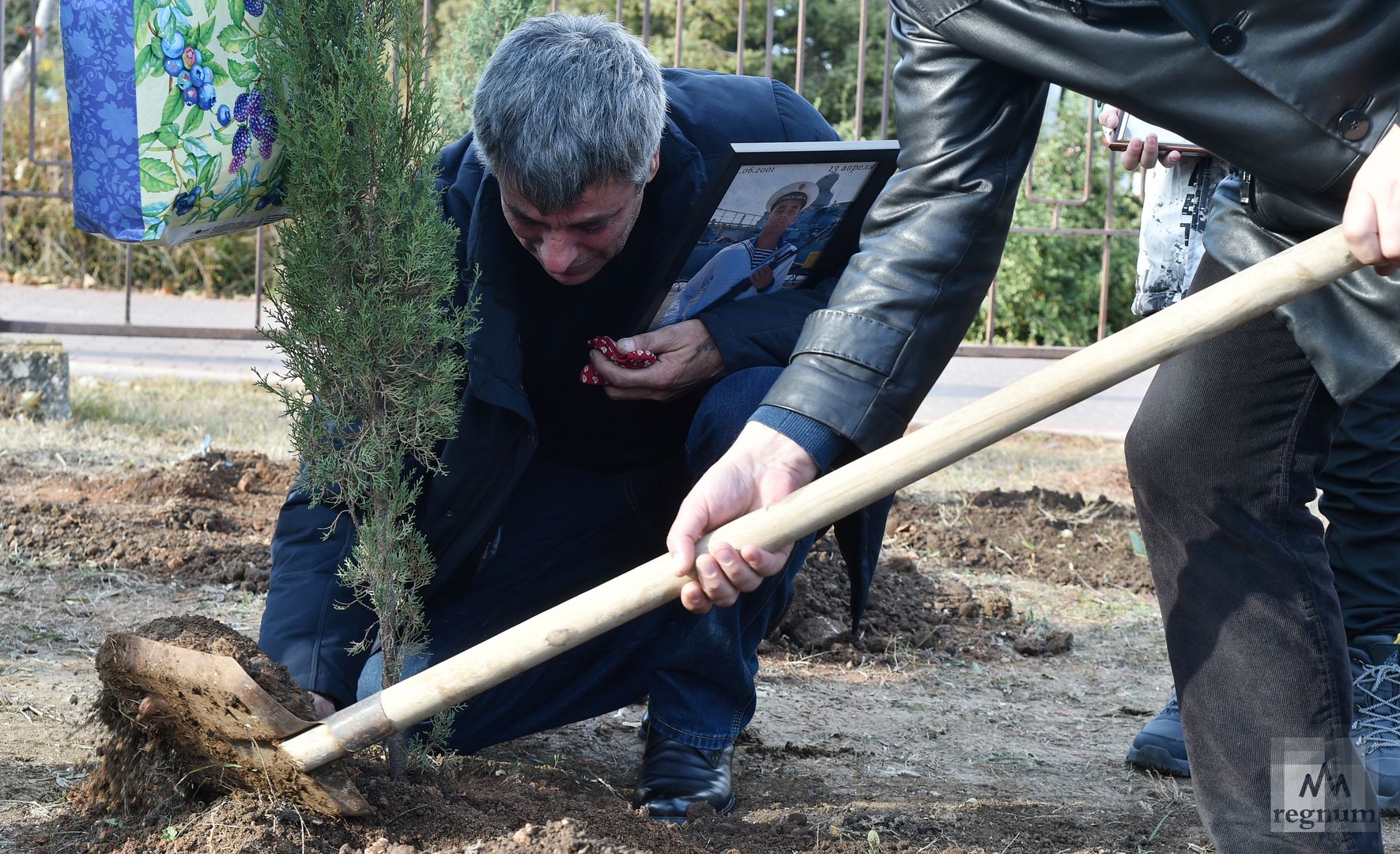 Семья погибшего матроса Георгия Шокура сажает дерево в память о нём