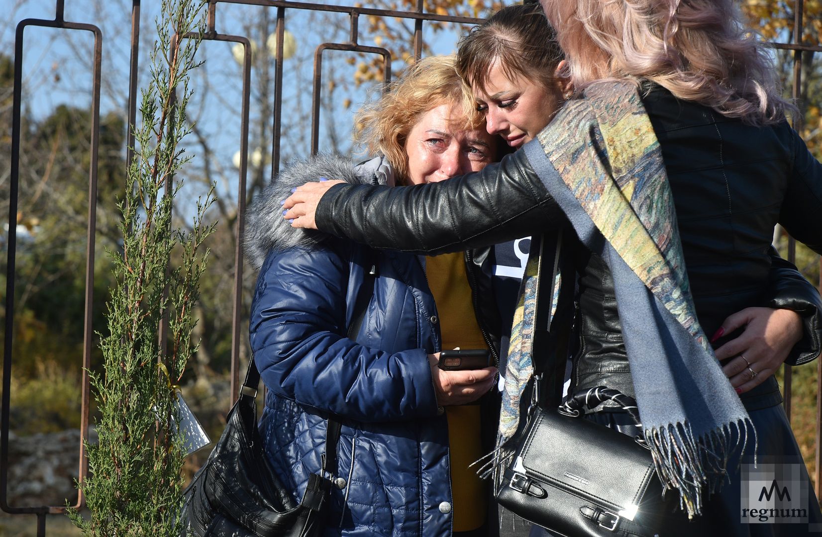 Жёны и матери погибших бойцов не могли сдержать слёз