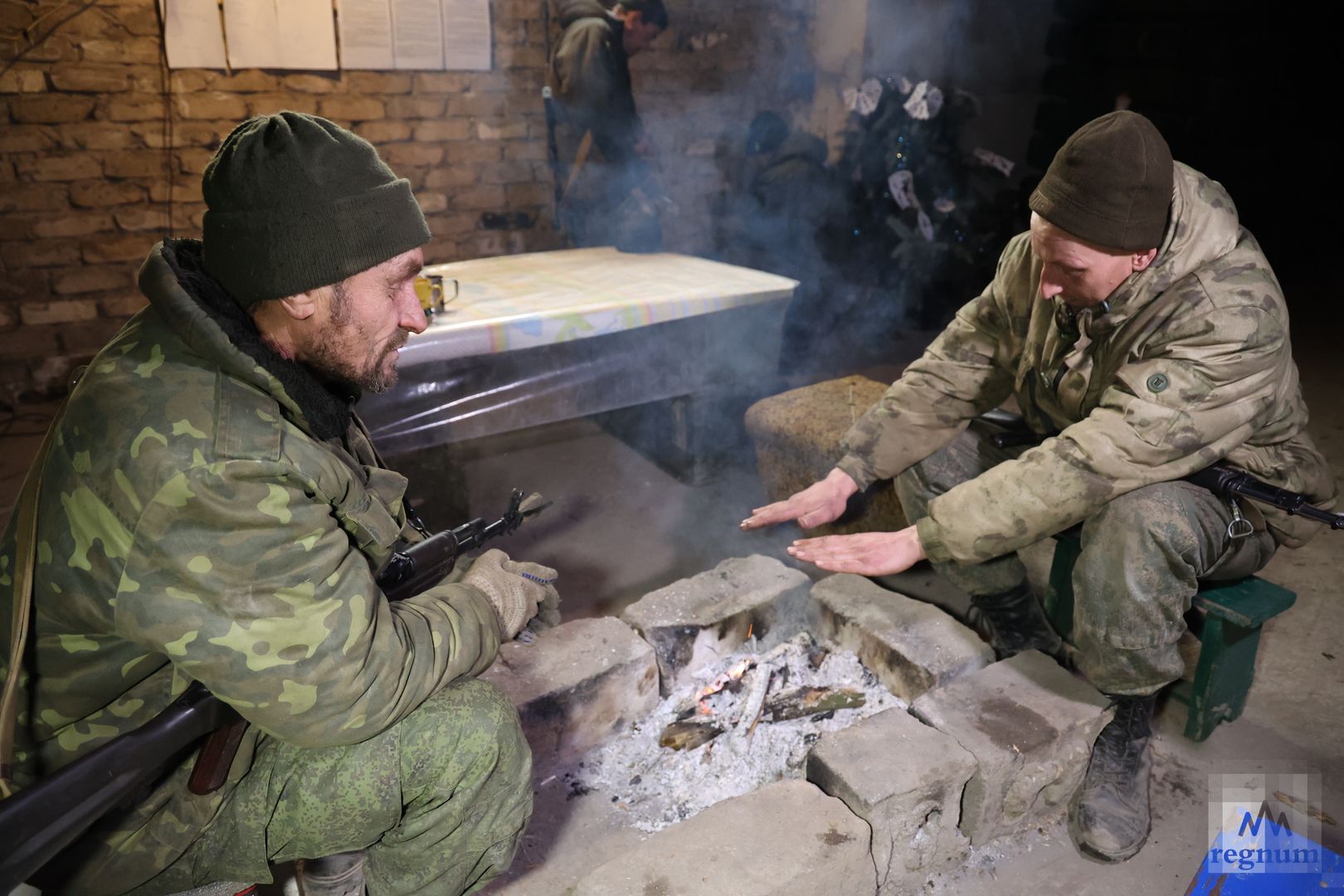 Артемовское направление под Горловкой под постоянным огнем, украинские снаряды летят в тыл. Бойцы обсуждают тяготы, выпавшие на долю гражданских