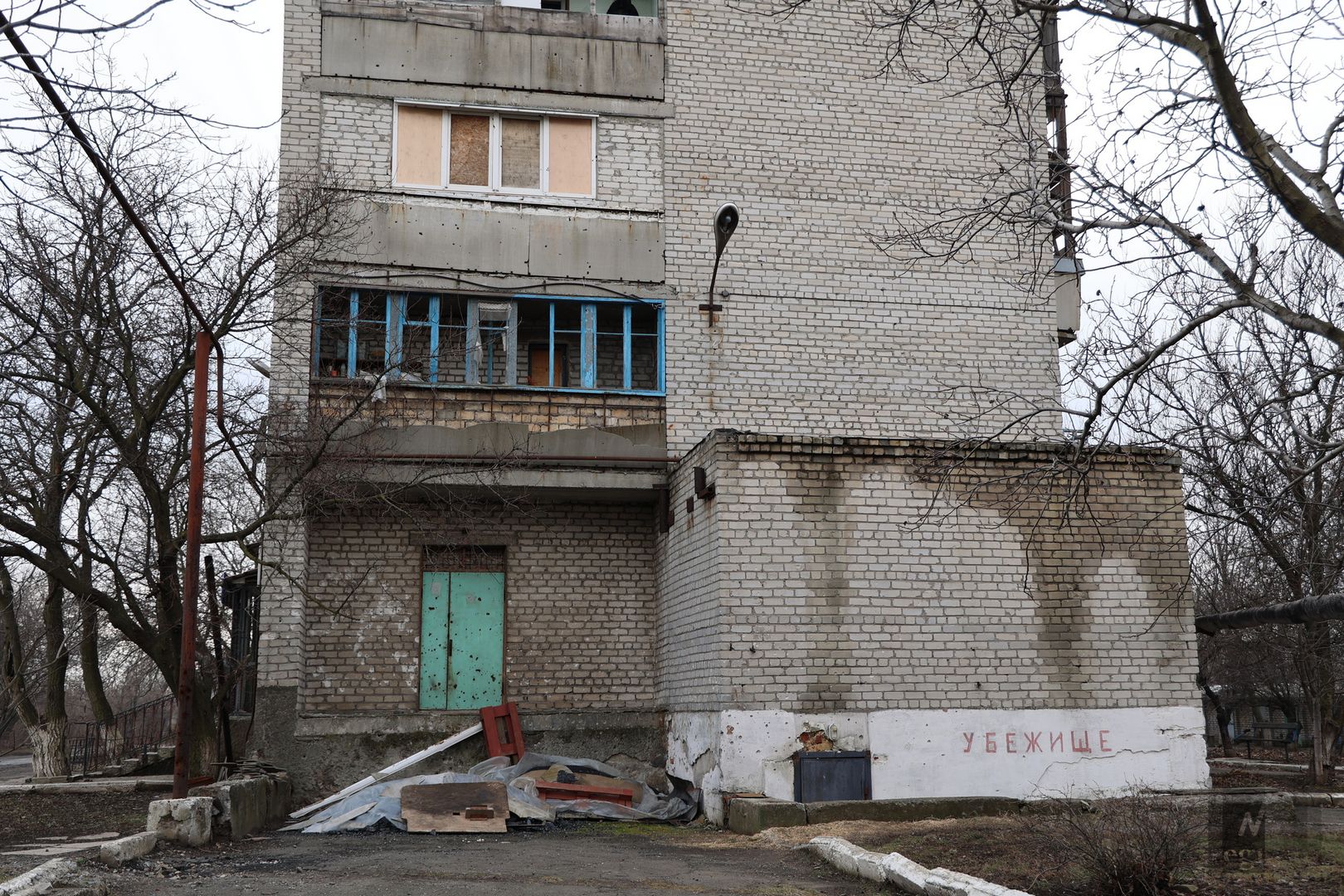 Подвальное бомбоубежище в доме поселка Донецк-Северный, куда еще надо добежать, если повезет