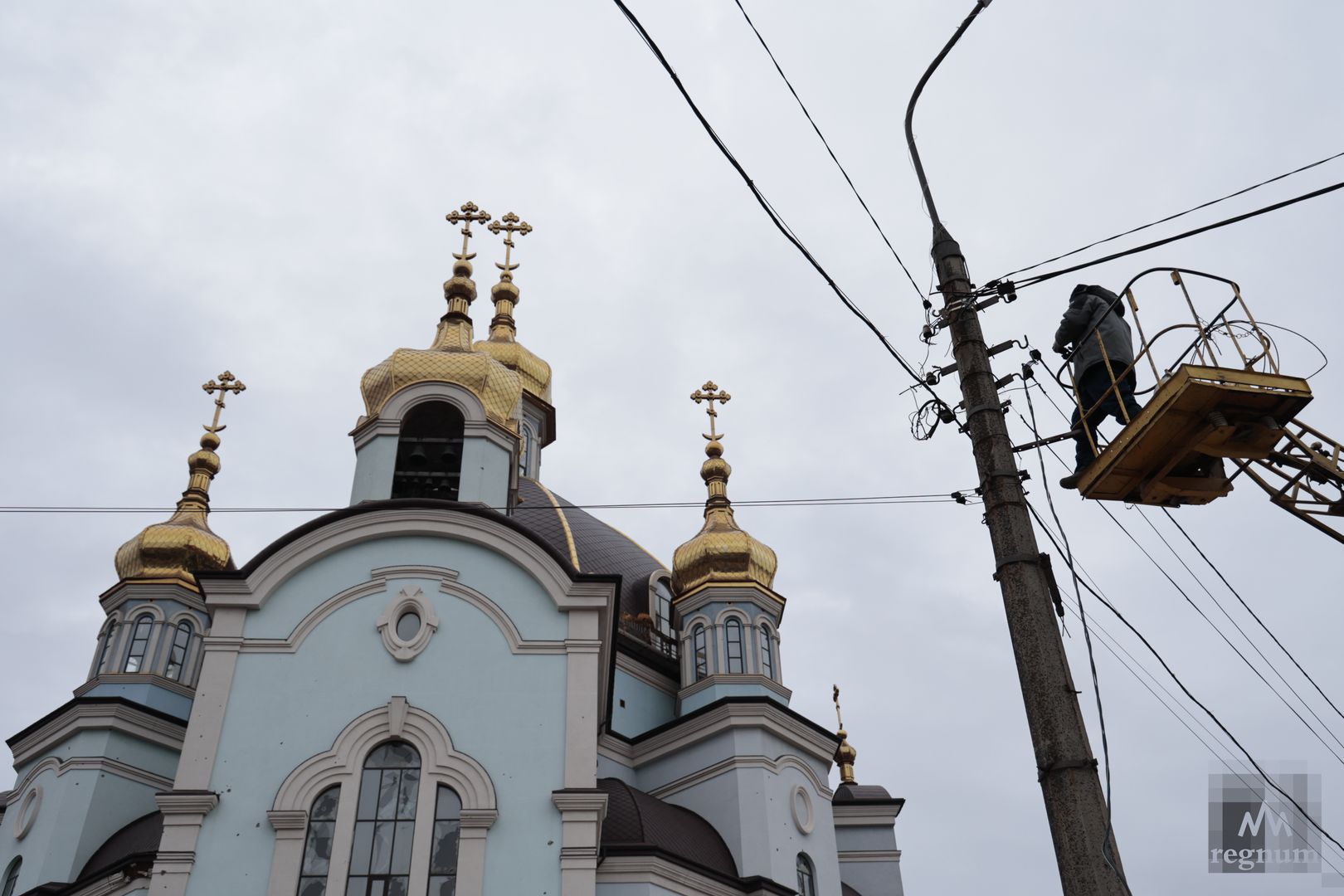 Электрики восстанавливают электричество возле Свято-Покровского храма в центре Мариуполя