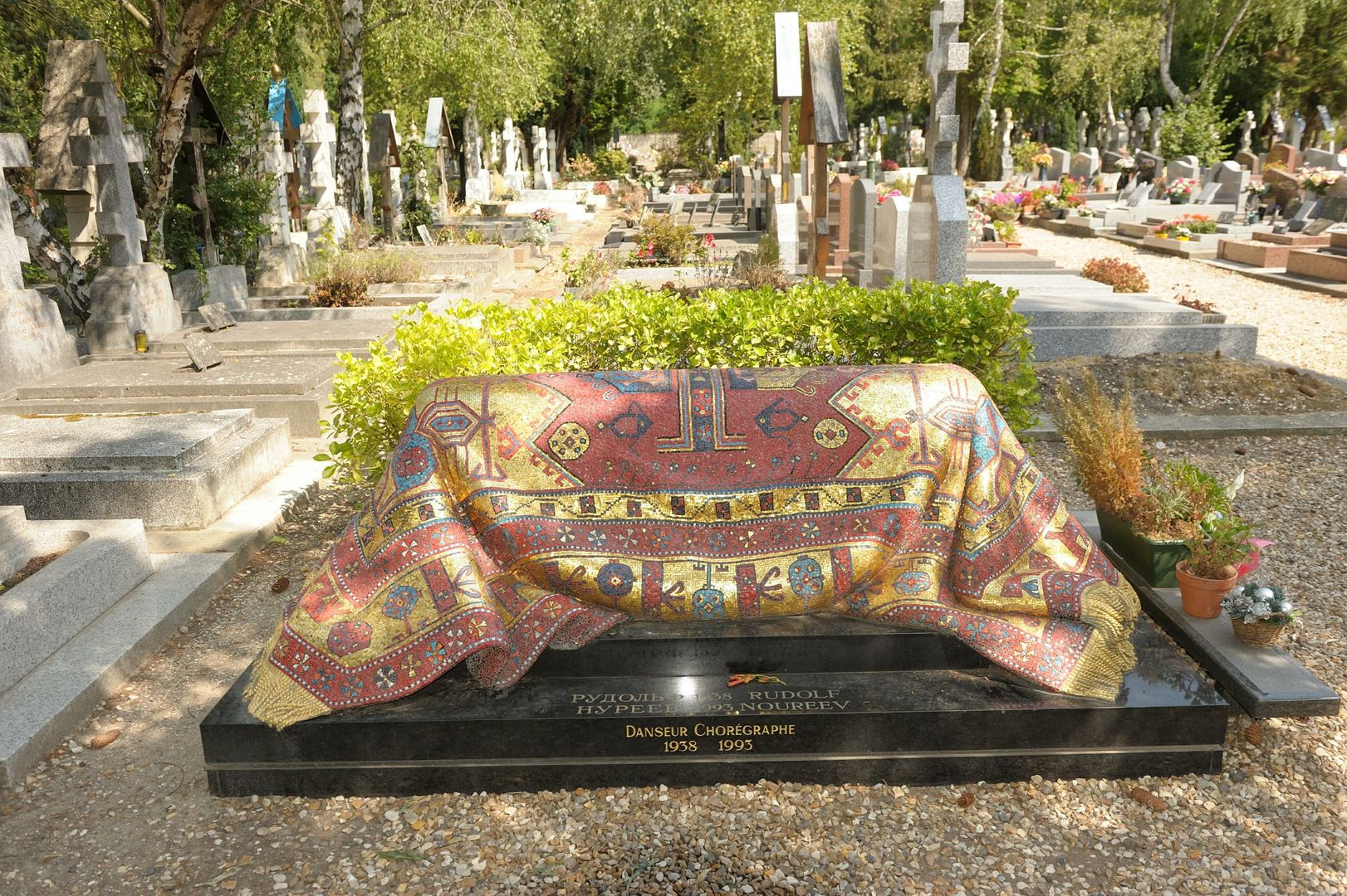 Памятник Нуриеву на могиле