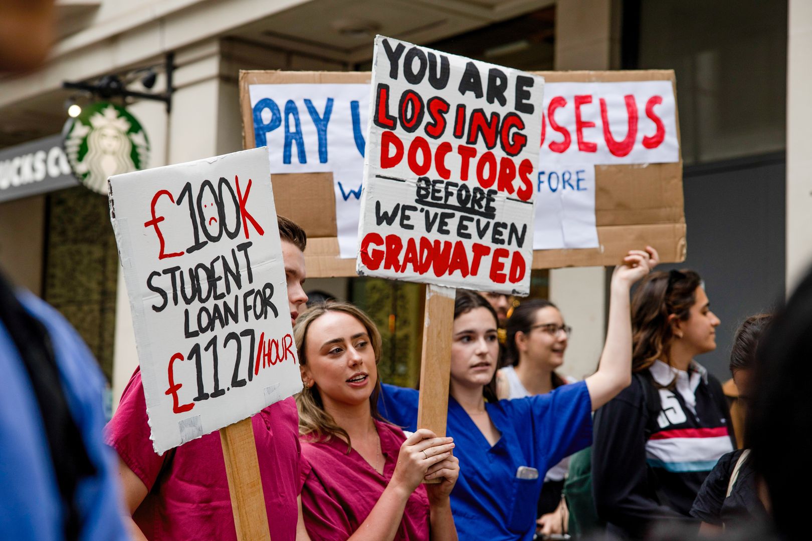 Sky News: тысячи медработников вышли на забастовку в Великобритании