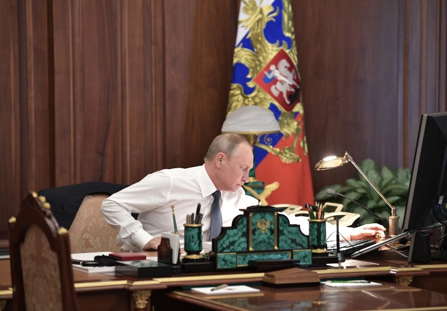 Песков назвал правильным с соответствующим уровнем безопасности оборудование в кабинете Путина