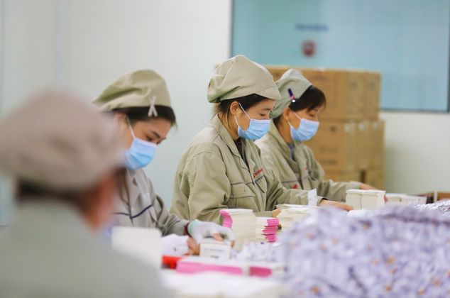 Рабочие упаковывают таблетки парацетамола в мастерской Northeast Pharm в Шэньяне. Китай