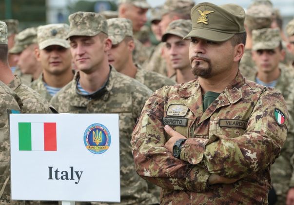 Военнослужащие армии Италии на церемонии открытия военных учений Rapid Trident-2017 на Яворовском полигоне в Львовской области