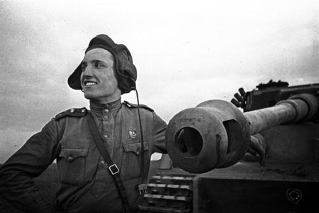 Советский солдат рядом с подбитым немецким «Тигром». 1943