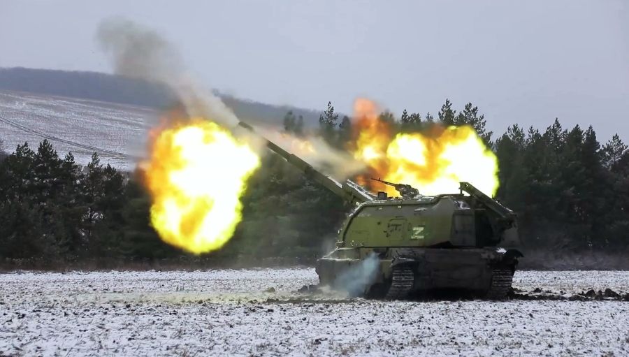 Расчеты модернизированных самоходных артиллерийских установок (САУ) «Мста-СМ2» поражают замаскированные позиции и артиллерию ВСУ