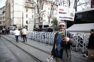 Демонстрант держит плакат перед шведским консульством. Турция. 22.01.2023г
