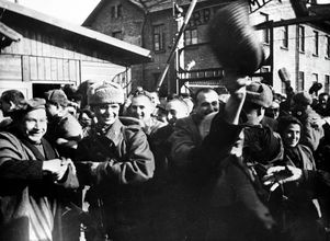 Узники Освенцима в первые минуты после освобождения лагеря солдатами Красной армии