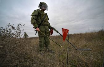 Военнослужащие инженерной бригады РФ проводят разминирование территории в зоне специальной военной операции