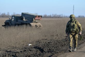 Военнослужащий идет по дороге рядом с реактивной системой залпового огня «Торнадо-Г» Вооруженных сил России